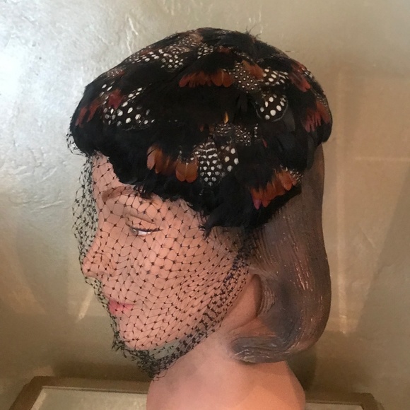 FABULOUS 1950s' BLACK/RUST/WHITE DOTTED FEATHER COCKTAIL HAT WITH BLACK VEIL - Picture 3 of 10